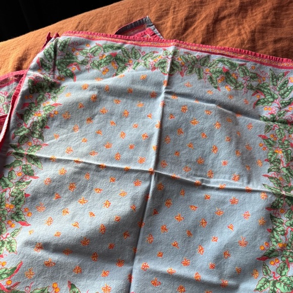 4 Williams Sonoma square dinner napkins. Blue with reds floral - Picture 3 of 6